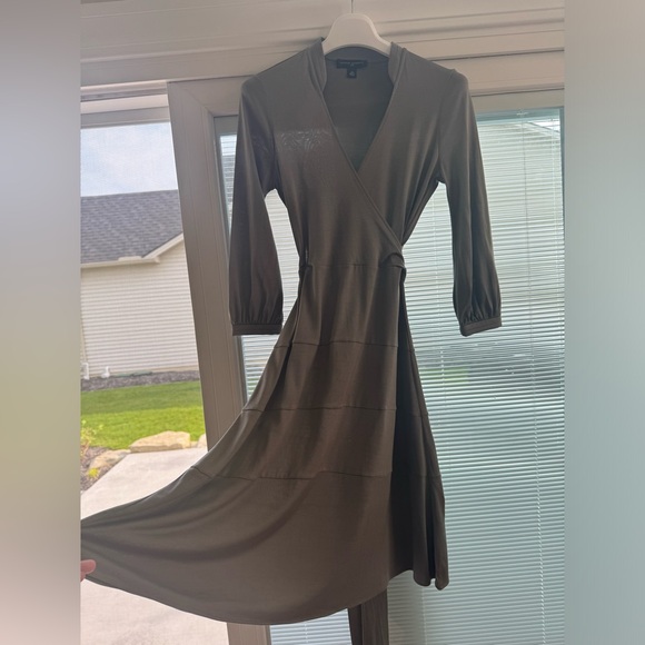 Banana Republic gray silk wrap dress. Worn twice, like new. Size 0/XS - Picture 9 of 9